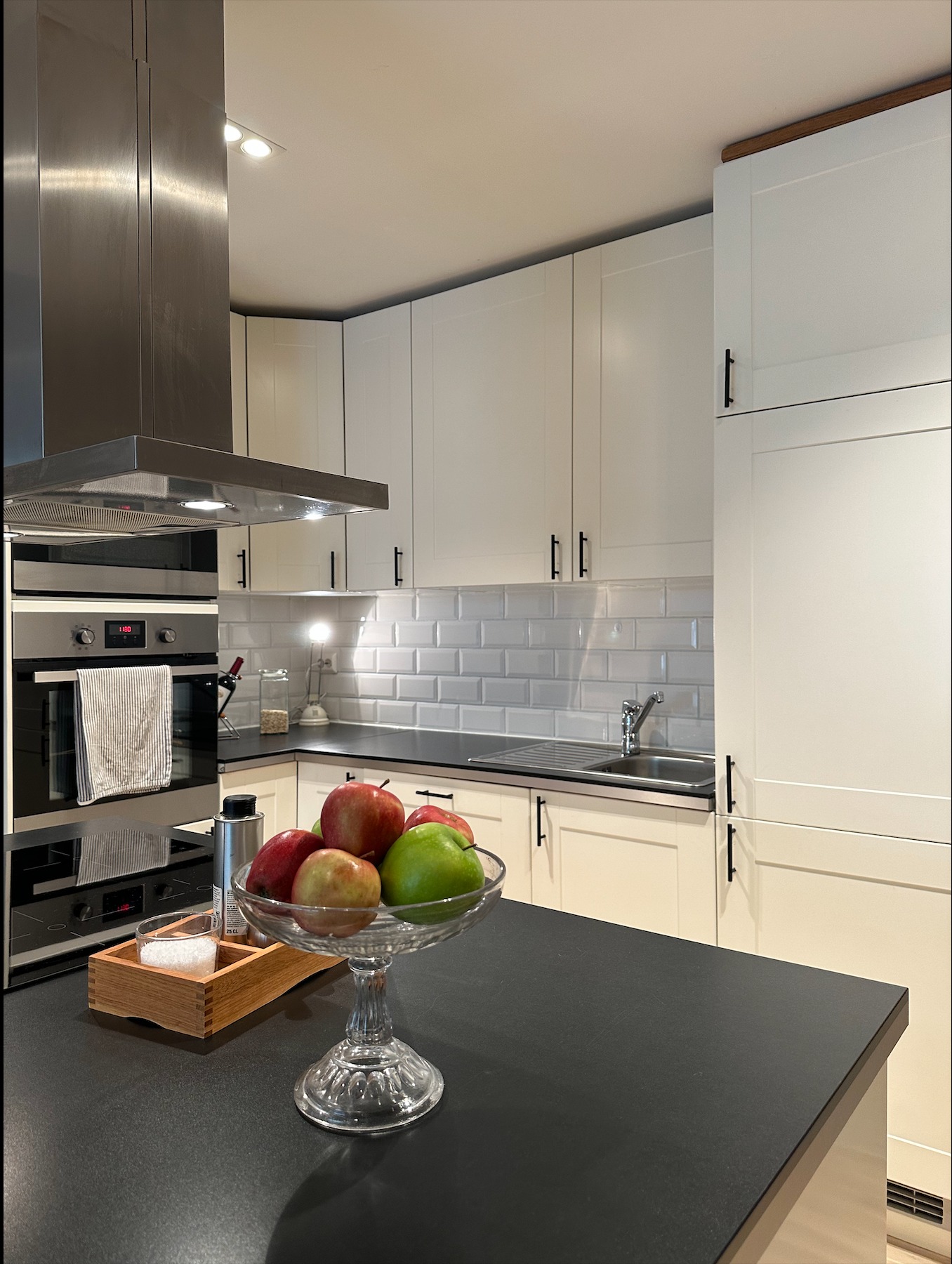 Kjøkken og kjøkkenøy. Perfekt til å lage mat sammen